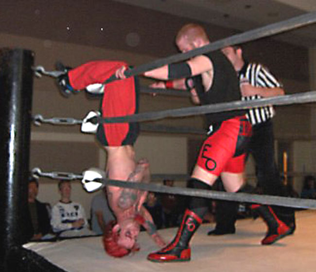 http://www.wrestlingarsenal.net/members/2006/731HungInTree/red-black.jpg